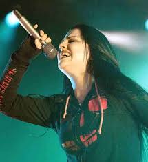   Amy Lee   full throttle on the mike