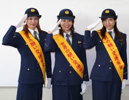 婦警さん姿の内田、田中、本田さん。