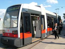 不同外觀色彩的電車，讓民眾