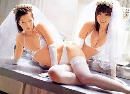 爆乳新娘：简洁婚纱下着白色