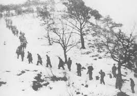 的环境在高山雪地顽强作战，