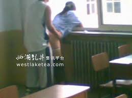 拍摄的是男女生在窗台做爱，