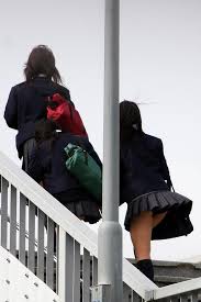 風チラで純白パンティーが丸見えの女子 ...