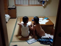 一人は全裸。