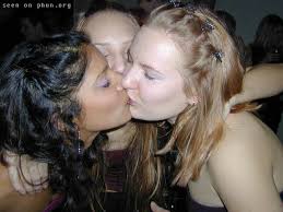  b kissing girls  b  pictures lesbian