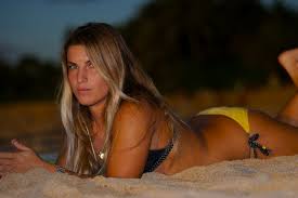 Claire Bevilacqua on the beach - via Daymix