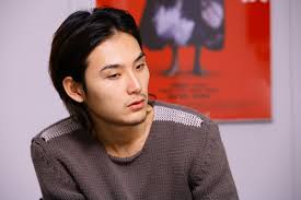 俳優 松田 龍平〜日本映画界を牽引する若き才能 - L-Cruise - 日経 ...