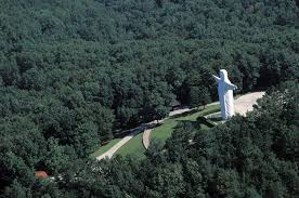 Christ of the Ozarks statue - via Daymix