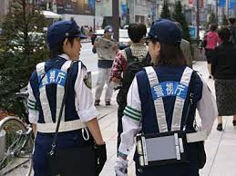 小柄な婦警が通って行きます。