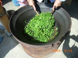 大釜でお茶を炒る 揉む 揉む