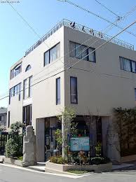 芦屋川にある「俵美術館」。コレクションの目玉は，江戸時代の鉛筆箱とも