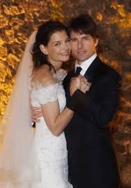 Katie Holmes in Tom Cruise - via Daymix