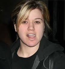 Kelly Clarkson - via Daymix