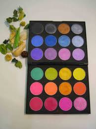 24 Colours Eye Shadow Pallet - via Daymix