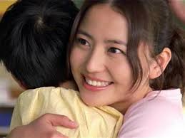 子供をギュっと抱きしめる長澤