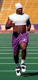 Pharms, a Huskies linebacker - via Daymix