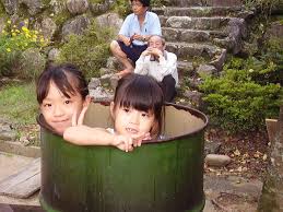ドラム缶風呂に入ります。