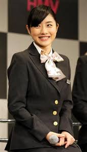 石原里美制服诱惑笑言穿上显精神