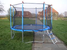 8' trampoline 1 - via Daymix
