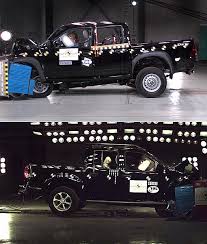 ... 與Nissan Navara兩款貨卡車,撞擊 ...