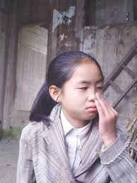 12岁女孩独自照顾智障哥哥(组图)