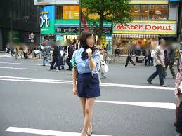 それにしても遠目に見たら本物の婦警 ...