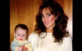 1986: Mom Dina Lohan - via Daymix