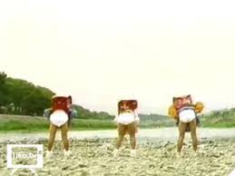 河原で小学生三人が思いっきりパンツを ...