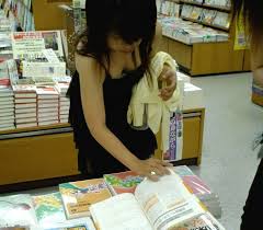 胸チラ！立読み中の美乳お姉さん ...