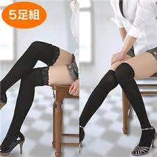 間にチラッと見えるナマ足は