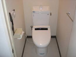 左写真のトイレをINAX