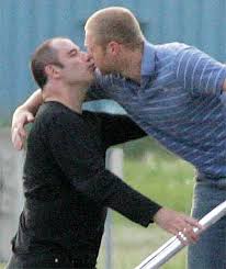 That's a MANLY kiss — isn't it - via Daymix