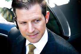 Handsome mature businessman - via Daymix