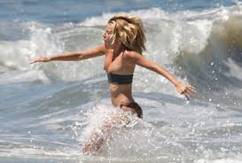 Sienna Miller loses bikini - via Daymix