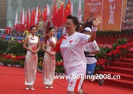 老女排名将张蓉芳跑首棒拉开