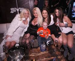 Verne Troyer rushed to the