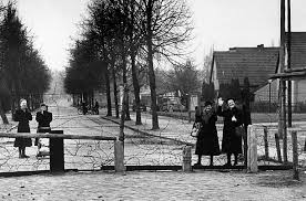 The Berlin Wall - Photo Essays - via Daymix