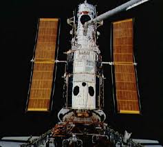 The deployed Hubble telescope - via Daymix