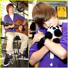Justin Bieber snuggles into a - via Daymix