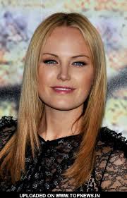 Malin Akerman at "Watchmen" - via Daymix