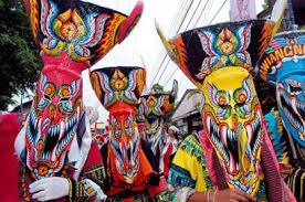 It is most colourful festival. - via Daymix
