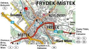 pětipatrová modrá budova.