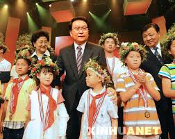 李长春出席"抗震救灾英雄少年"
