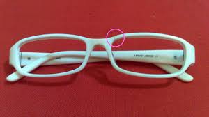 白色鏡框LEVI's 眼鏡掛了，
