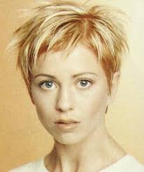 Short-Short Hairstyles Hub - via Daymix