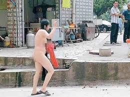 女子偷摘路边芒果被指责一怒脱光