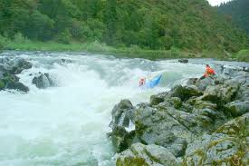 Rogue River Rafting, Oregon - via Daymix