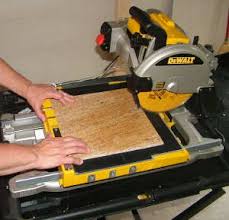 This ceramic-tile saw uses