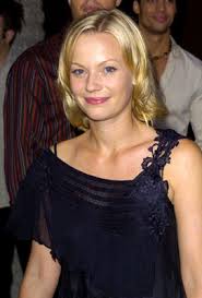 Samantha Mathis Picture 0