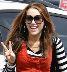Miley Cyrus stays away from - via Daymix